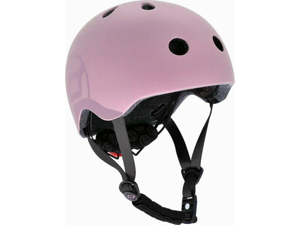 Detalhe do capacete Scoot & Ride rosa, mostrando o acolchoamento interior e o fecho magnético seguro sob o queixo.