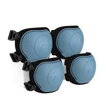 Conjunto completo de quatro proteções Scoot & Ride (dois joelheiras e dois cotoveleiras) na cor azul claro, prontas para uso.