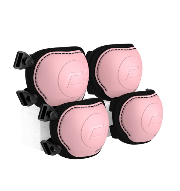 Conjunto de quatro proteções Scoot & Ride (dois joelhos e dois cotovelos) na cor rosa, com fechos pretos, prontas para uso.