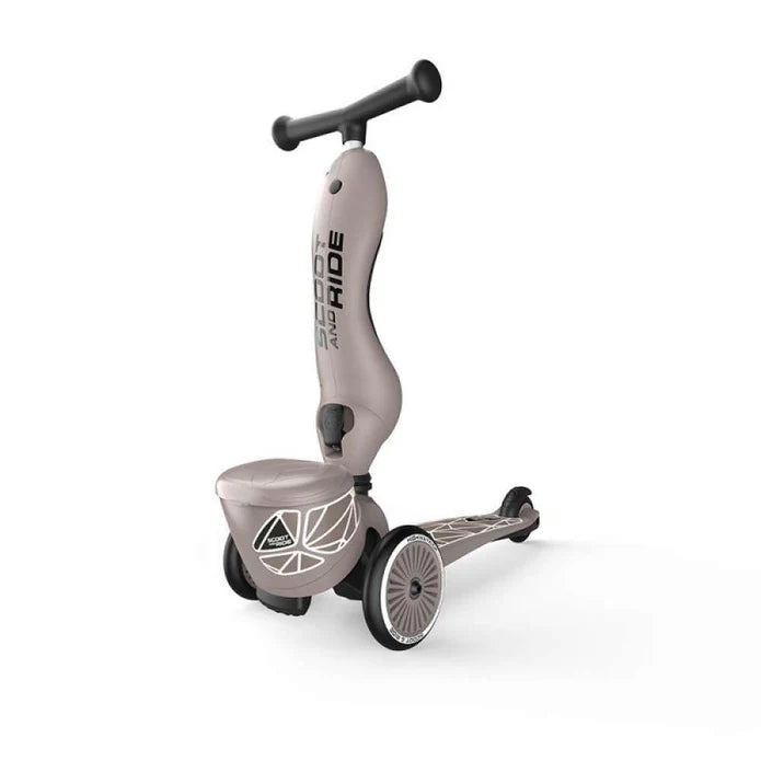 Trotinete Scoot & Ride Highwaykick 1 Lifestyle em modo triciclo, cor bege/cinza, com guiador ajustável e cesto frontal.