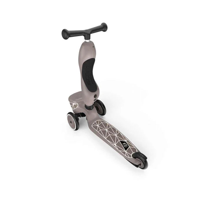 Vista superior da trotinete Scoot & Ride Highwaykick 1 Lifestyle em modo trotinete, destacando o design geométrico na plataforma.