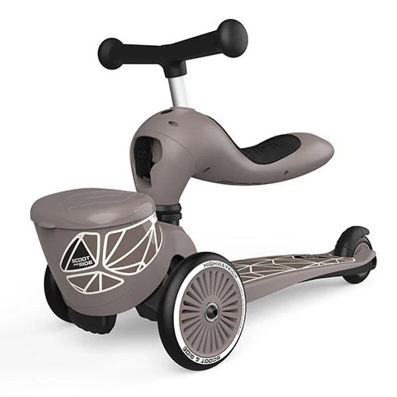 Imagem de estúdio da Trotinete Scoot & Ride Highwaykick 1 Lifestyle na cor cinza, mostrando a configuração 2 em 1 com assento e guiador ajustáveis.