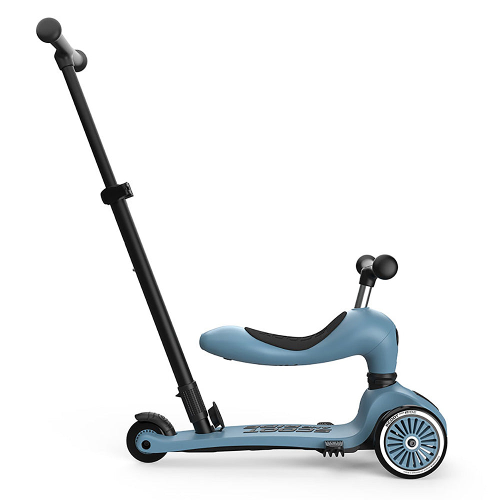 Trotinete Scoot & Ride Highwaykick 2 em 1 em azul claro, modo veículo de passeio com assento e barra parental preta destacada.