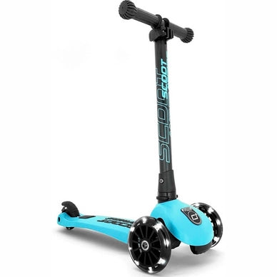 Trotinete Scoot & Ride Highwaykick 3 azul turquesa em fundo branco, mostrando o guiador ajustável e as rodas LED.