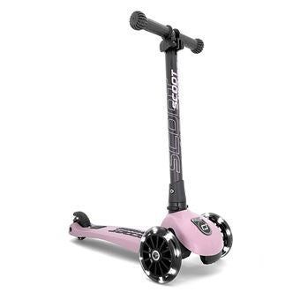 Trotinete Scoot & Ride Highwaykick 3 rosa em fundo branco, com foco nas rodas LED acesas.