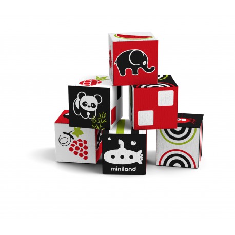Detalhe dos Miniland Cubos Sensoriais empilhados, exibindo padrões de animais (elefante, panda), objetos (submarino, comboio) e formas em alto contraste.