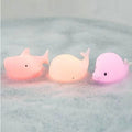 Três lâmpadas Rabbit e Friends Oceano (tubarão, baleia, golfinho) a brilhar com cores suaves num banho de espuma.