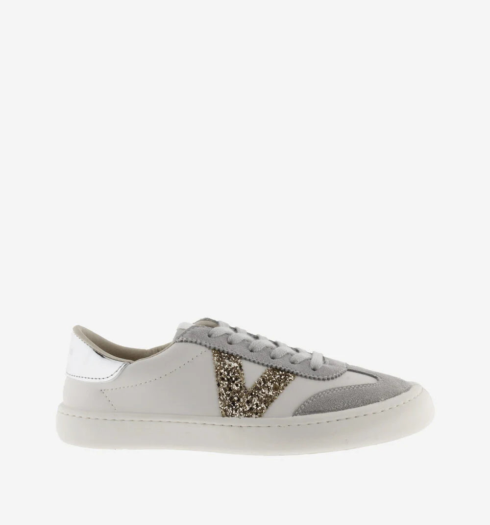Vista lateral da sapatilha Victória Barefoot Gris com detalhes em camurça e logótipo brilhante.
