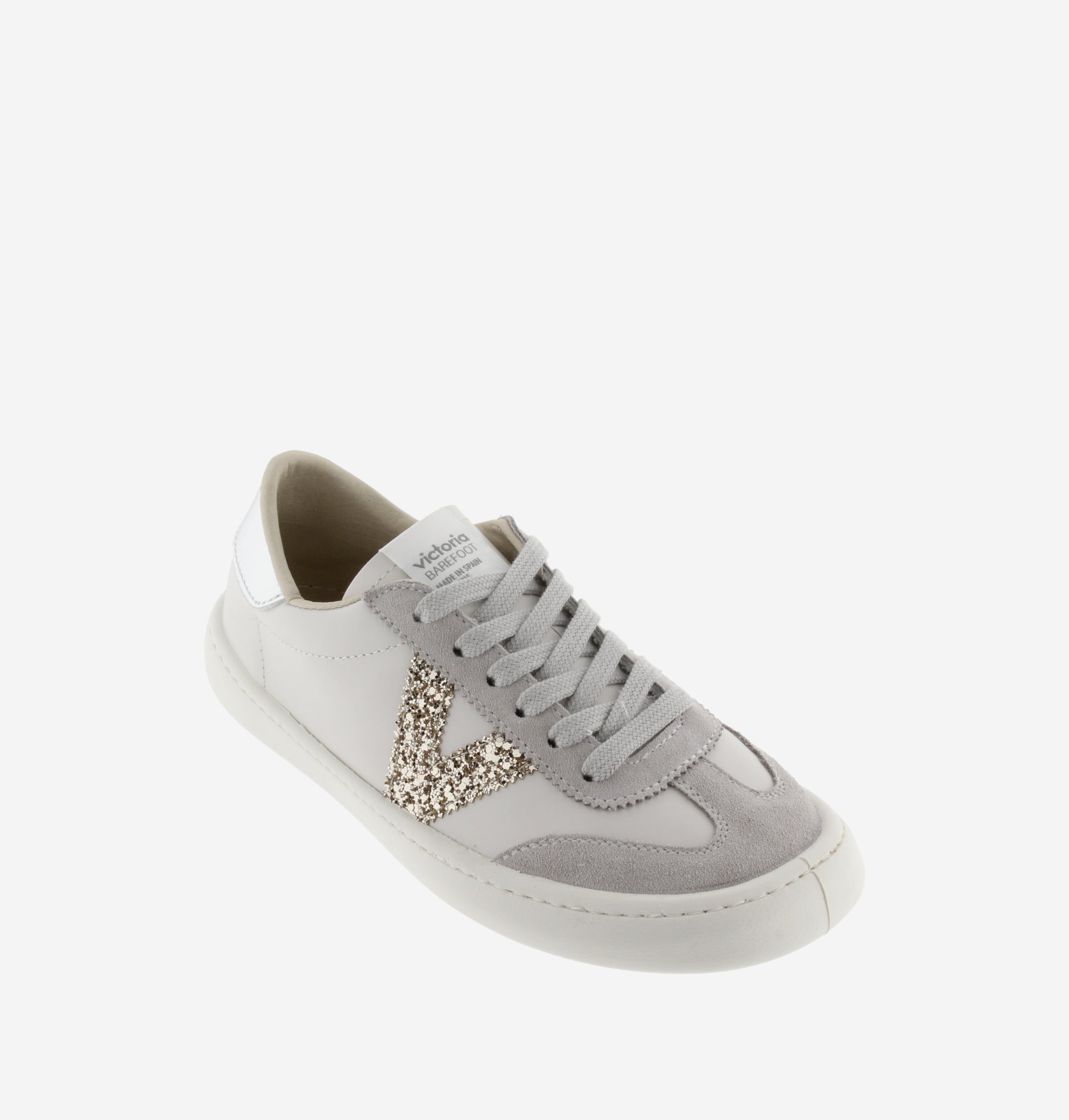 Sapatilha barefoot Victória em branco e cinzento com logótipo em glitter e sola fina flexível.