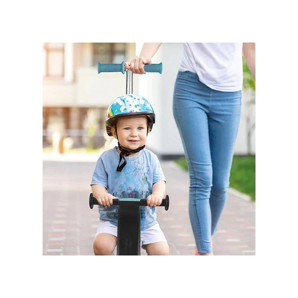 Criança sorridente com capacete a usar a trotinete Shoko no modo com orientação parental, enquanto um adulto segura a pega de controlo.