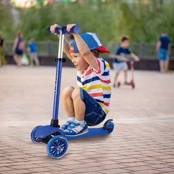 Criança pequena a divertir-se a andar na trotinete Shoko Go Fit azul num parque, demonstrando uso ativo.