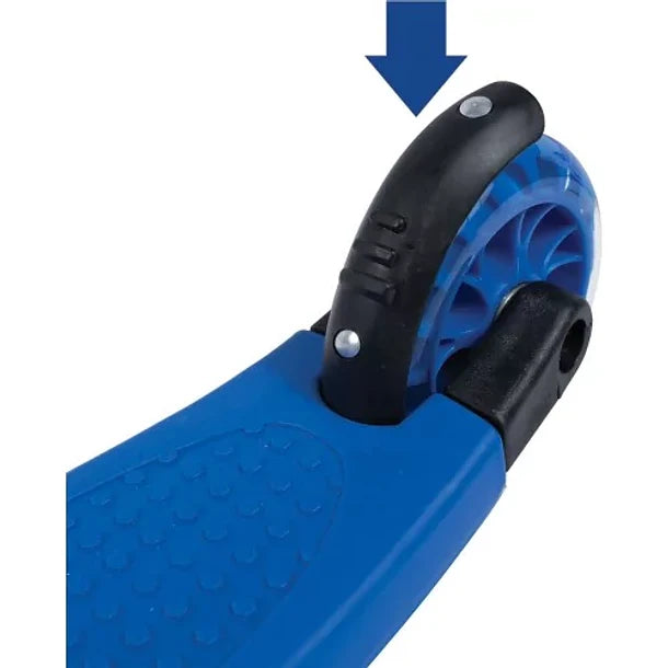 Close-up da roda traseira da trotinete azul, destacando o travão traseiro preto com seta a indicar a ação de pisar.