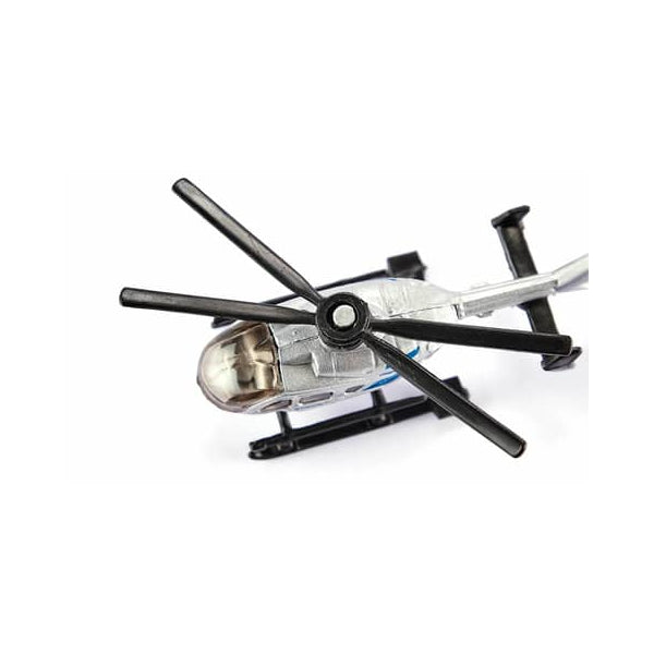 Vista superior do Helicóptero da Polícia SIKU, focando-se no rotor principal e na fuselagem prateada.