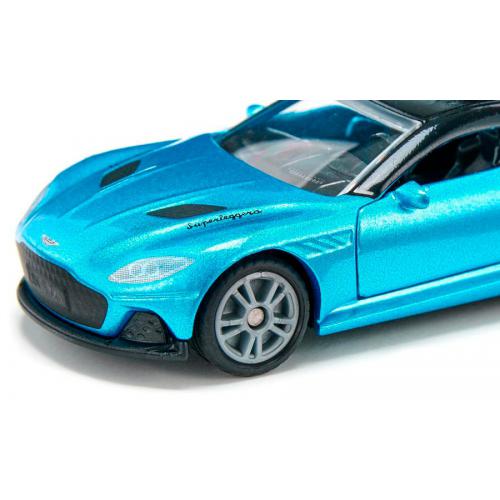 Detalhe da frente da miniatura Aston Martin DBS Superleggera azul, mostrando faróis, grelha e inscrição "Superleggera".