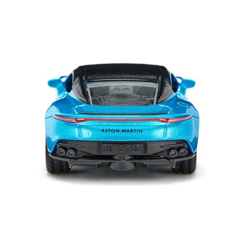 Vista traseira da miniatura Aston Martin DBS Superleggera azul, destacando os quatro escapes e a inscrição "ASTON MARTIN".