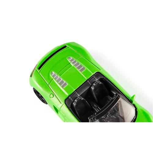 Foco na traseira superior da miniatura Audi R8 Spyder verde, mostrando as grelhas de ventilação e o formato do capot traseiro.