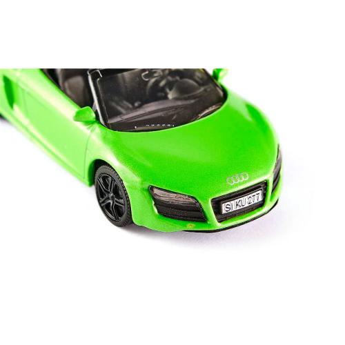 Close-up da frente da miniatura Audi R8 Spyder verde, exibindo os faróis, grelha com logótipo Audi e matrícula SIKU.