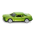 Miniatura SIKU Dodge Challenger SRT Hellcat verde lima metálico, vista de perfil, destacando o design desportivo e as jantes prateadas.