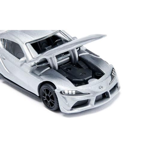 Detalhe da miniatura SIKU Toyota GR Supra com o capô aberto, revelando a réplica detalhada do motor 3.0 litros.