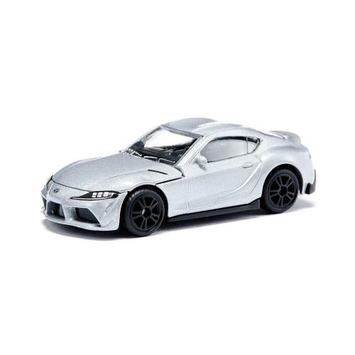 Vista frontal/lateral da miniatura Toyota GR Supra SIKU cor prata, destacando o design desportivo e os faróis detalhados.