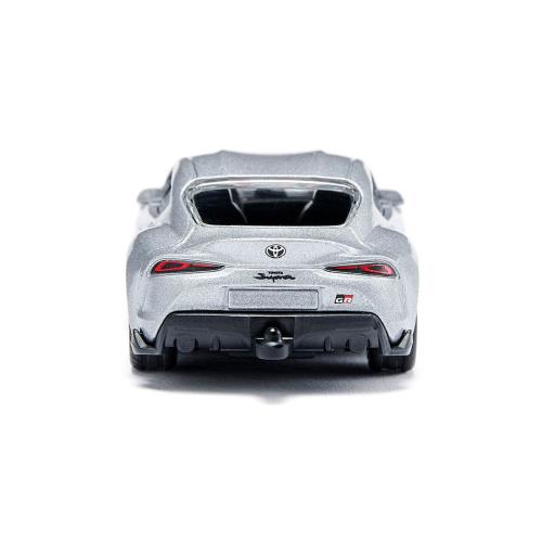 Vista traseira da miniatura SIKU Toyota GR Supra prateada, mostrando o logótipo Toyota, o nome Supra e os detalhes das lanternas.