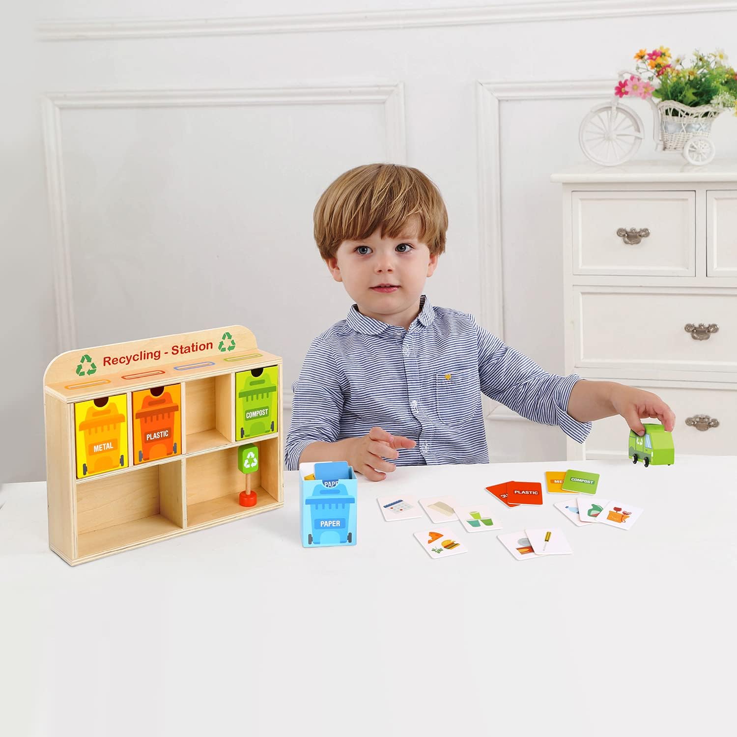 Criança a brincar com o jogo SirWood de reciclagem em madeira. Aprender a reciclar de forma divertida. Ideal +3 anos.