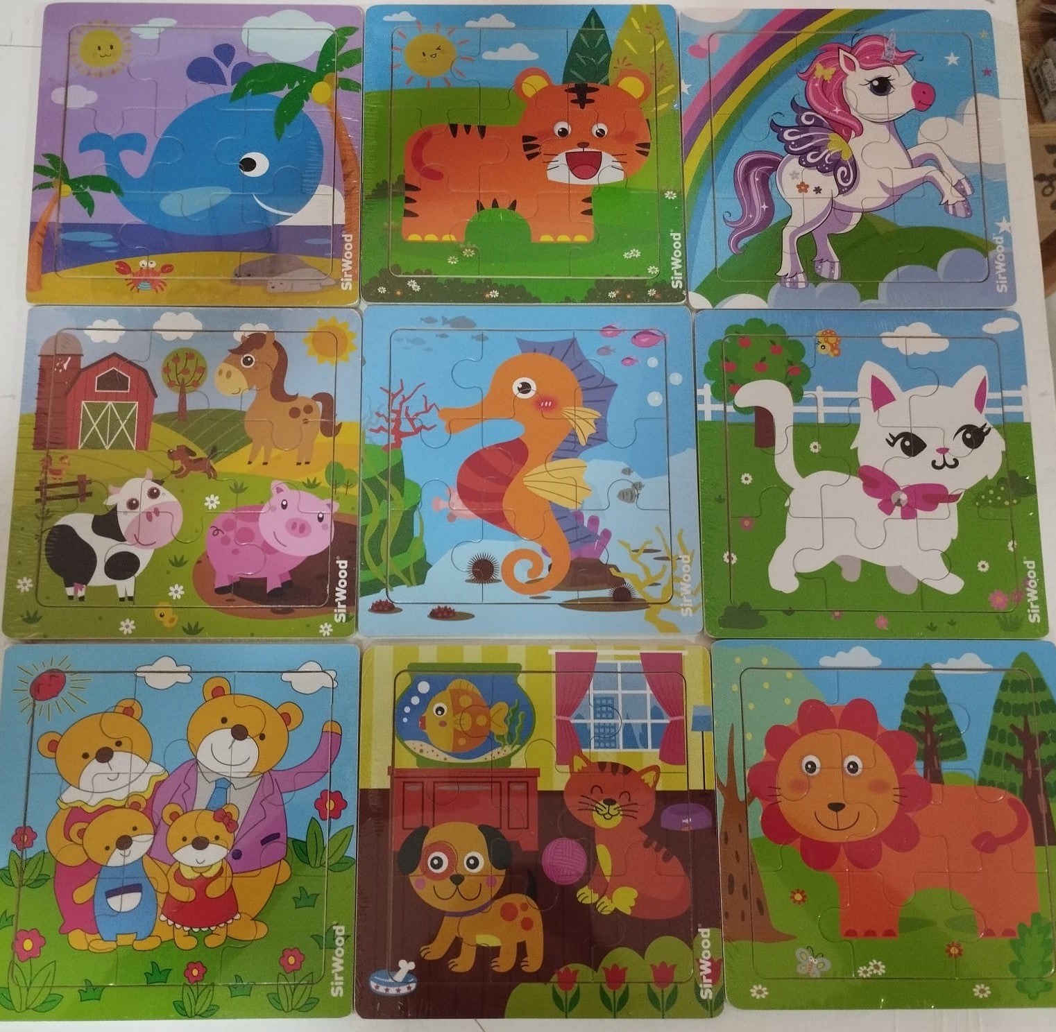 Puzzle de madeira SirWood com 9 peças, mostrando vários desenhos de animais coloridos e alegres, ideal para crianças a partir dos 24 meses.