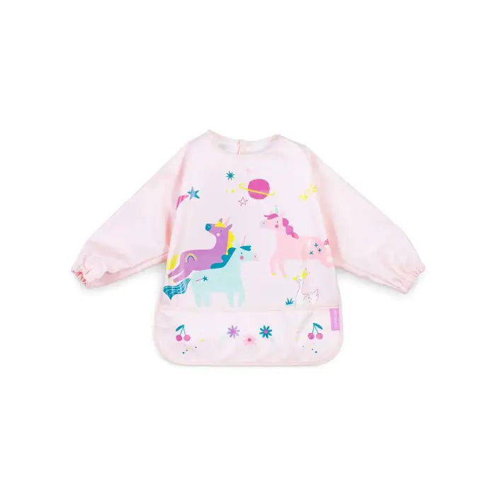 Babete Miniland com mangas e padrão de unicórnios coloridos sobre fundo rosa claro, com bolso coletor.