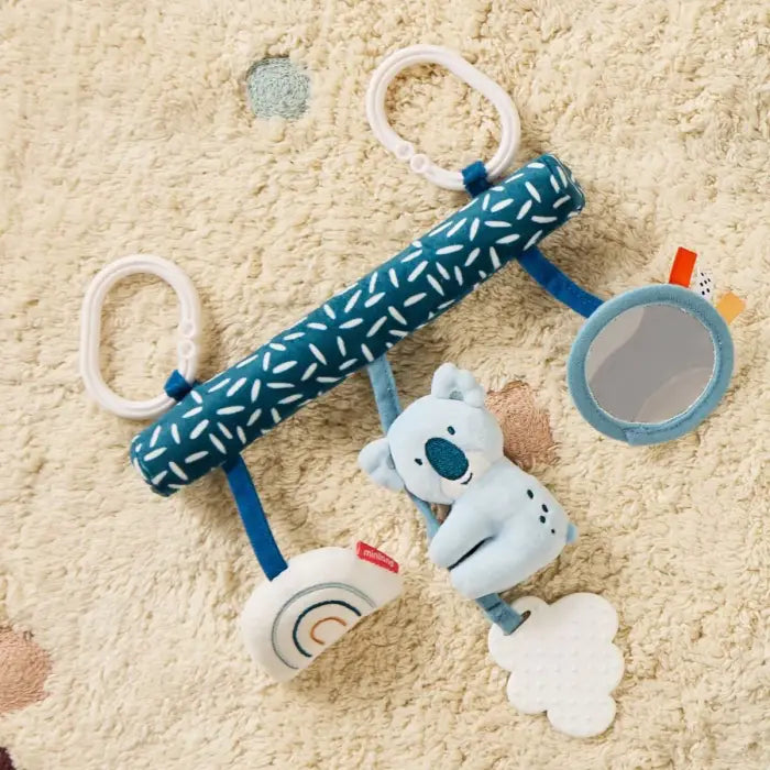 Miniland Espiral do Coala vista de cima, com o corpo principal azul estampado, coala, espelho e arco-íris pendurados sobre um tapete felpudo.