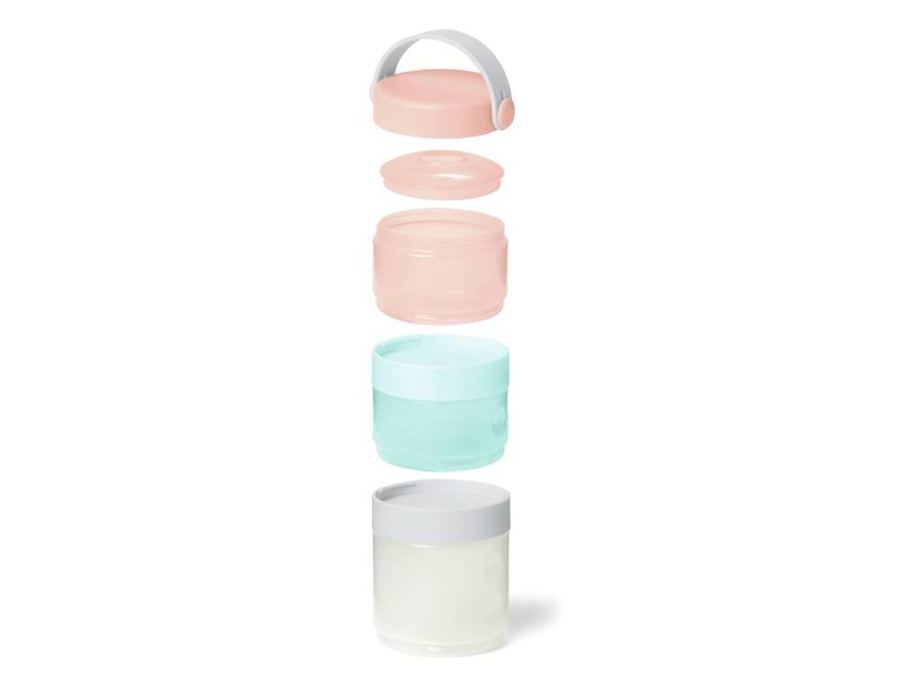 Recipientes Skip Hop desmontados, mostrando os três corpos transparentes empilháveis (rosa, azul e branco) e as duas tampas, incluindo a tampa com pega.