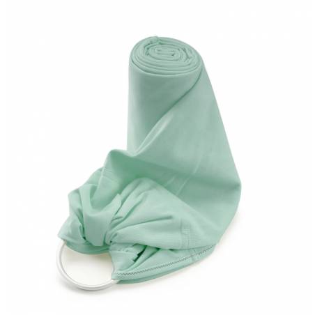 Sling de Argolas Neobulle Jersey Tilleul, cor verde-água, enrolado sobre si mesmo, mostrando o tecido jersey e os anéis de ajuste prateados.
