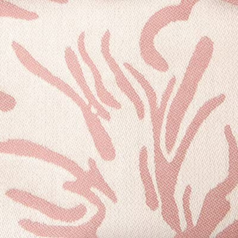 Detalhe do tecido do sling Neobulle SEA CELL, mostrando o padrão orgânico cor de rosa antigo sobre fundo cru, em algodão orgânico.