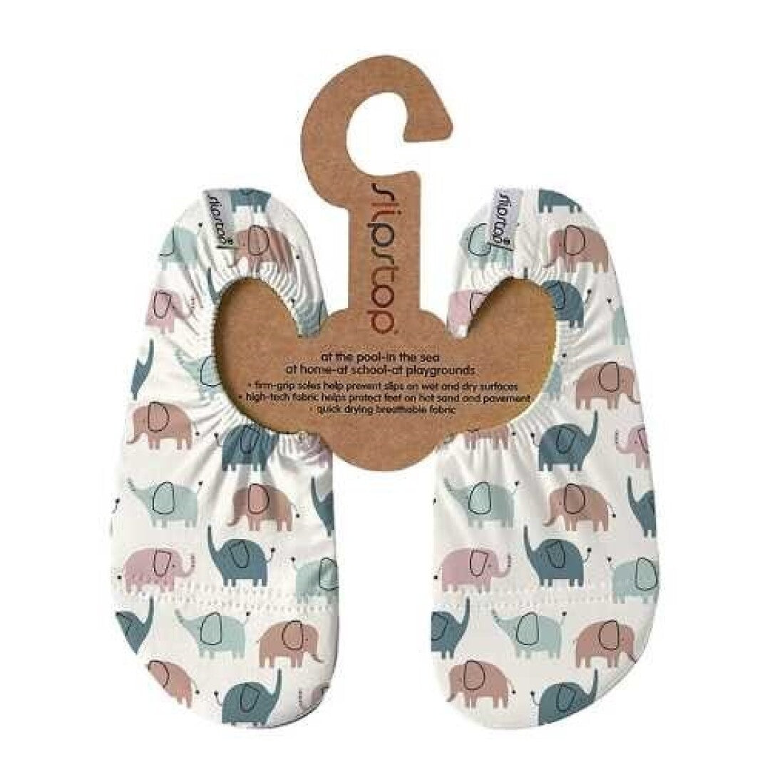 Par de meias antiderrapantes Slip Stop estilo "Afro" com padrão de elefantes cor-de-rosa e azuis, apresentadas em cartão de pendurar.