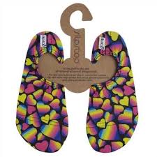 Meias antiderrapantes Slip Stop modelo Beyonce com padrão de corações arco-íris vibrantes, suspensas por um cartão de apresentação da marca.