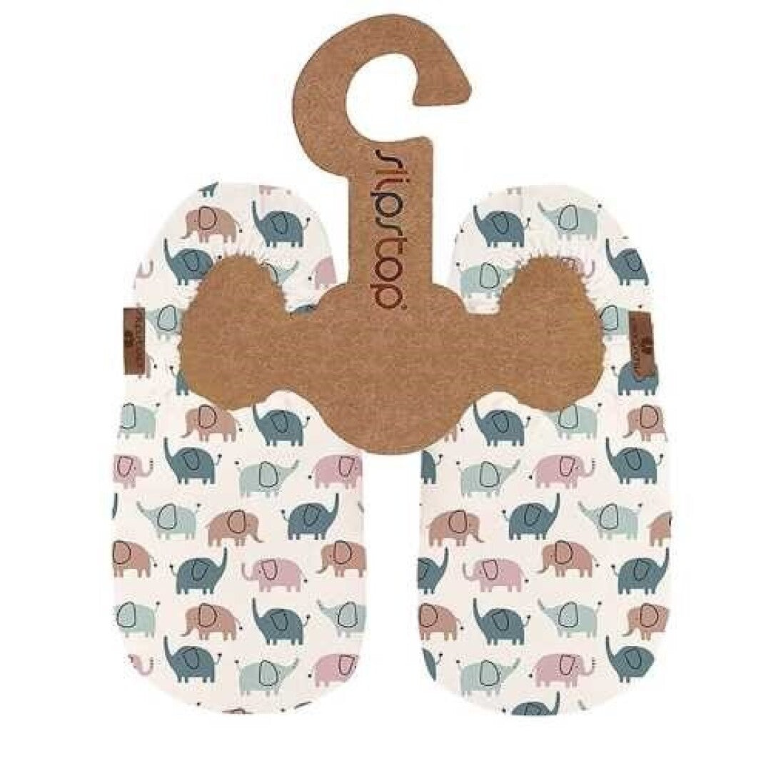 Par de pantufas infantis Slip Stop Booties com padrão de elefantes coloridos (azul, rosa, bege) e suporte de cartão reciclado.