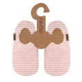 Par de pantufas infantis Slip Stop Booties Breeze, padrão riscas rosa e branco, suspensas em cartão com o logótipo da marca.
