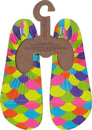 Par de meias Slip Stop infantis, estilo "Honey", com padrão colorido de escamas em tons de verde, amarelo, rosa e roxo, suspensas em cartão reciclado.