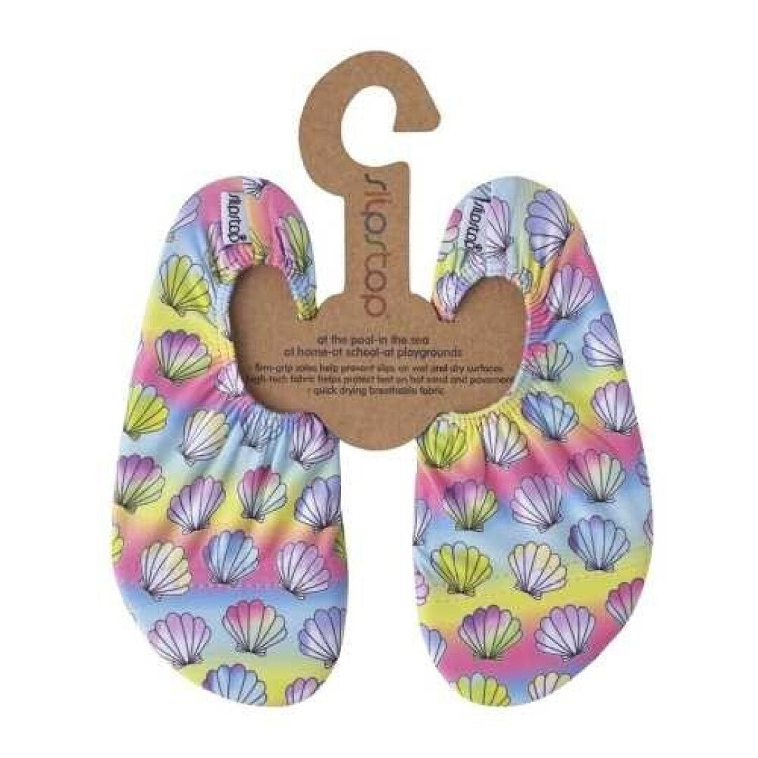 Par de meias antiderrapantes Slip Stop modelo Oyster, com padrão de conchas coloridas em arco-íris, apresentadas com etiqueta de cartão pendurada.