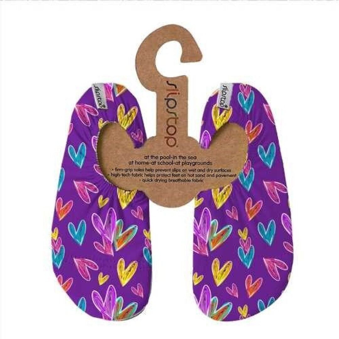 Par de meias antiderrapantes Slip Stop, estilo Soul, roxas com padrão de corações coloridos, apresentadas em cabide de cartão.