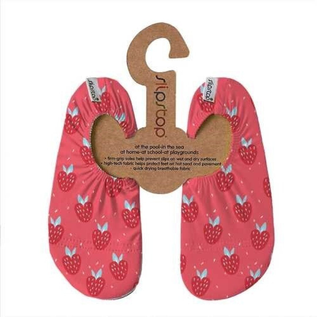 Par de meias antiderrapantes Slip Stop (Estilo Morangos) em fundo rosa, presas por um suporte de cartão com a marca.