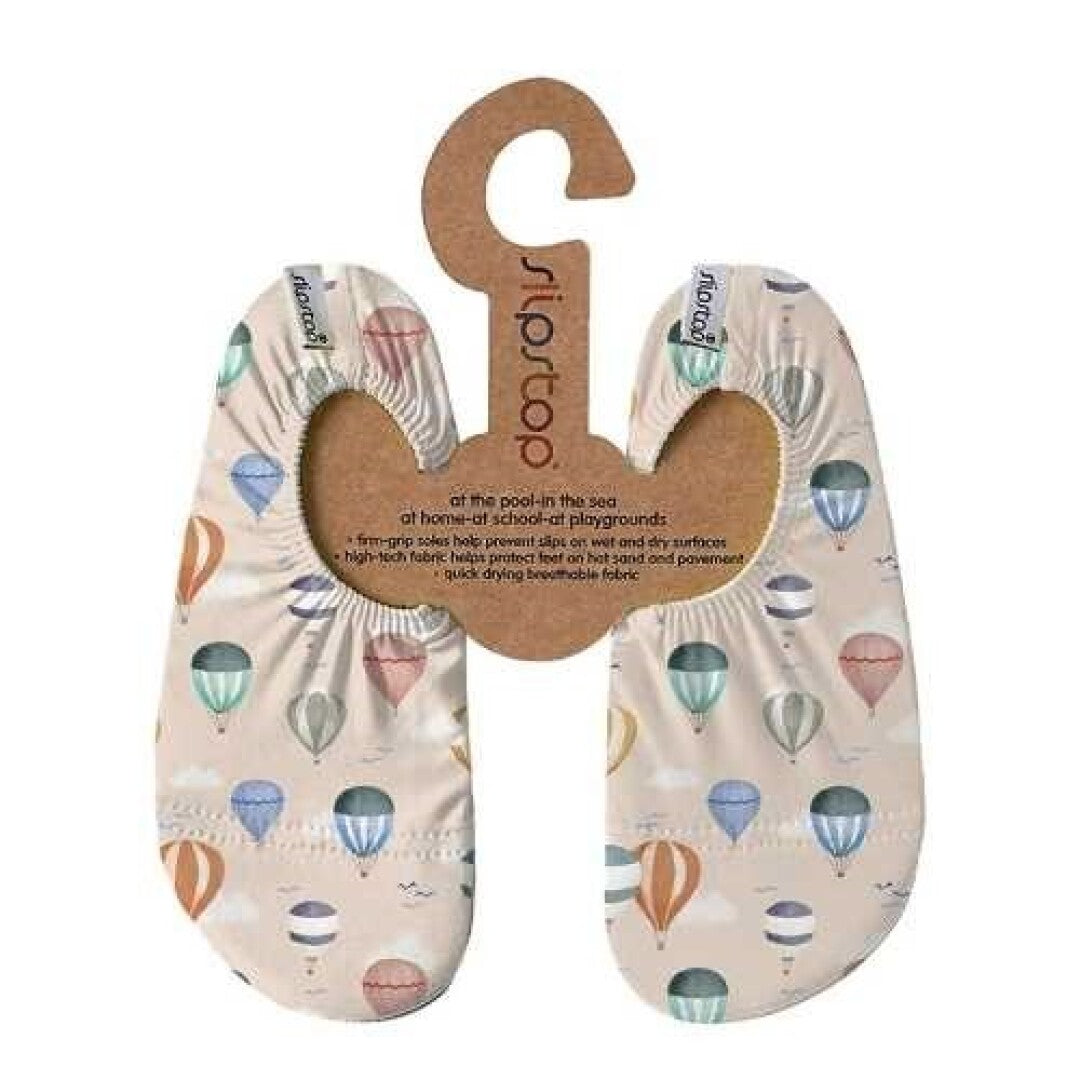 Par de meias antiderrapantes Slip Stop (Twinkle) com padrão de balões de ar quente, apresentadas em cabide de cartão com informações do produto.