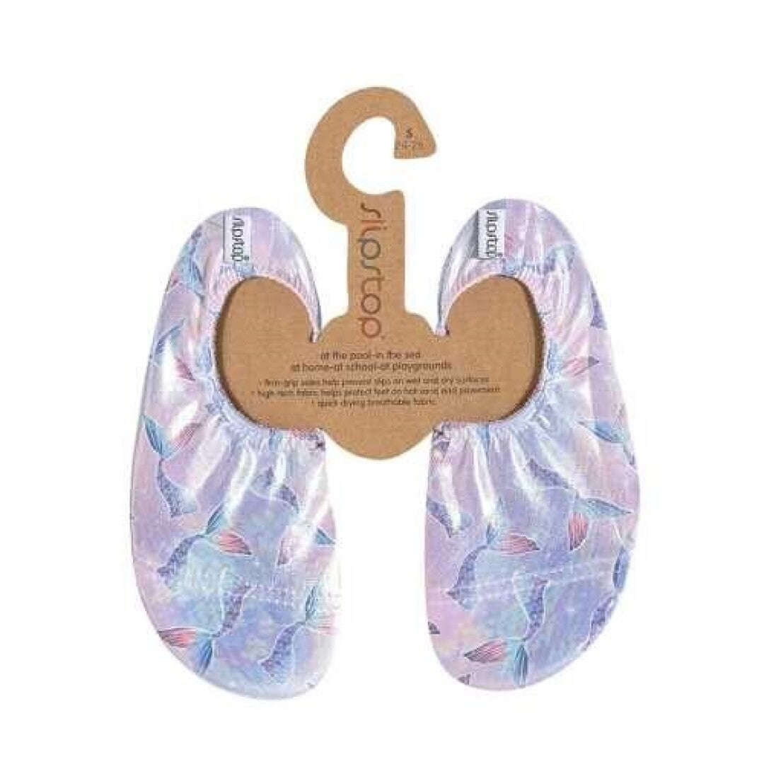 Par de meias antiderrapantes Slip Stop Venice com padrão de sereia em tons pastel, apresentadas em cartão de pendurar de cortiça.