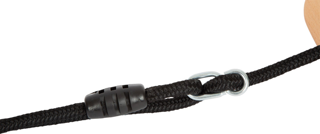 Detalhe da junção da corda preta do baloiço com o anel de metal e o ajustador de plástico preto.