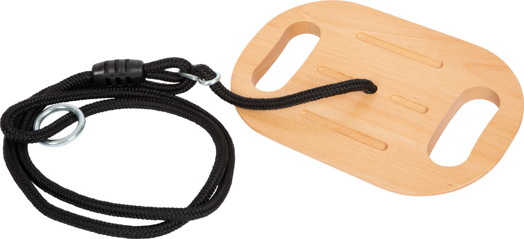 Detalhe do baloiço em disco de madeira natural com alças e corda preta robusta e anel de metal para pendurar.