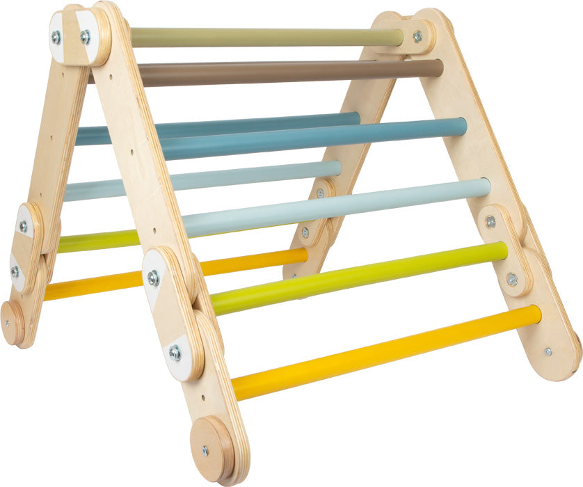 Triângulo de escalada de madeira small foot com barras coloridas, mostrando a configuração de parque infantil em forma de A.