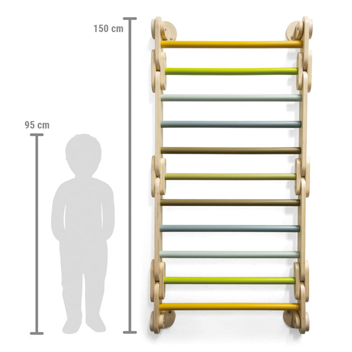 Barras de parede small foot "Aventura" montadas, com barras coloridas, ao lado da silhueta de uma criança e dimensões de 150 cm de altura total e 95 cm de altura da criança.