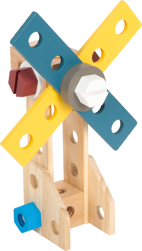 Detalhe de uma construção de brinquedo em madeira, simulando um moinho de vento com pás coloridas (azul e amarelo) presas por um parafuso grande.