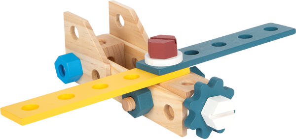 Construção de brinquedo em madeira montada, parecida com um avião simples, exibindo peças coloridas (amarelo, azul) e uma engrenagem azul.