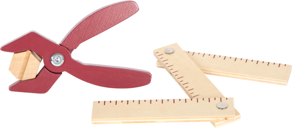 Alicate de brincar vermelho segurando uma peça de madeira e duas réguas dobráveis de madeira com marcações, mostrando acessórios do conjunto.