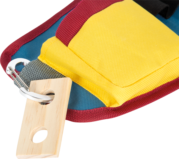 Close-up da bolsa amarela do cinto de ferramentas, mostrando um mosquetão e uma peça de madeira pendurada.